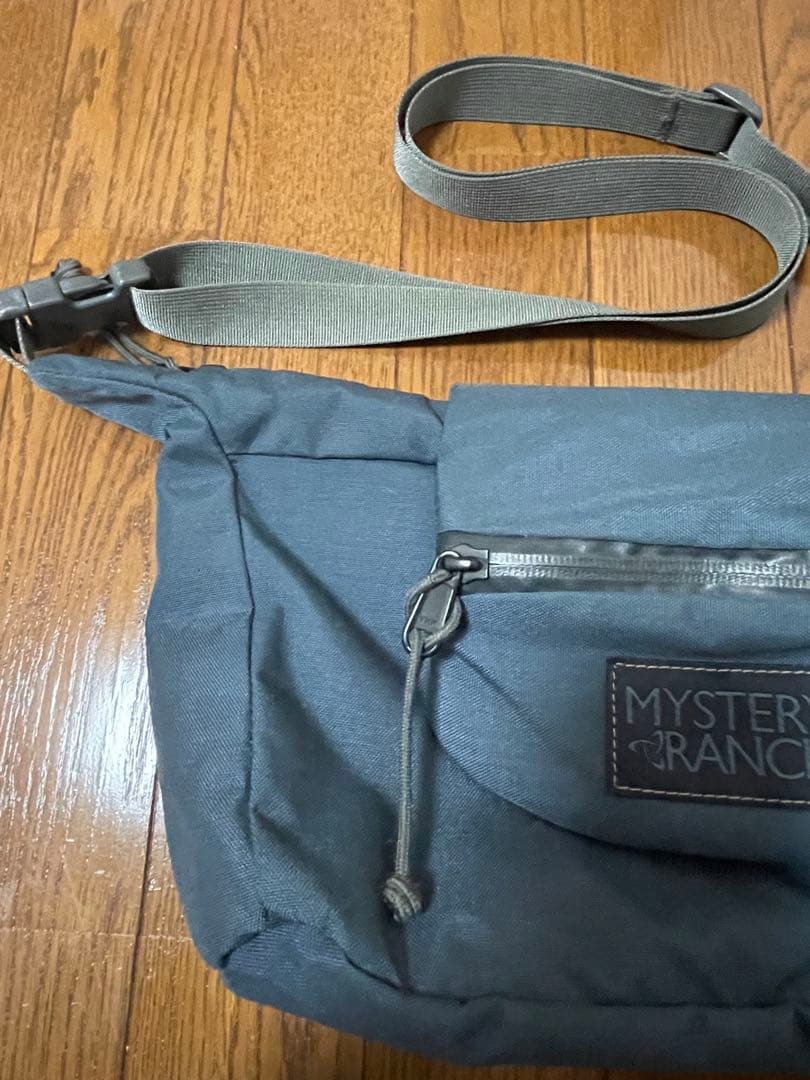 ミステリーランチMYSTERY RANCH メッセンジャーバッグ ブルーグレー