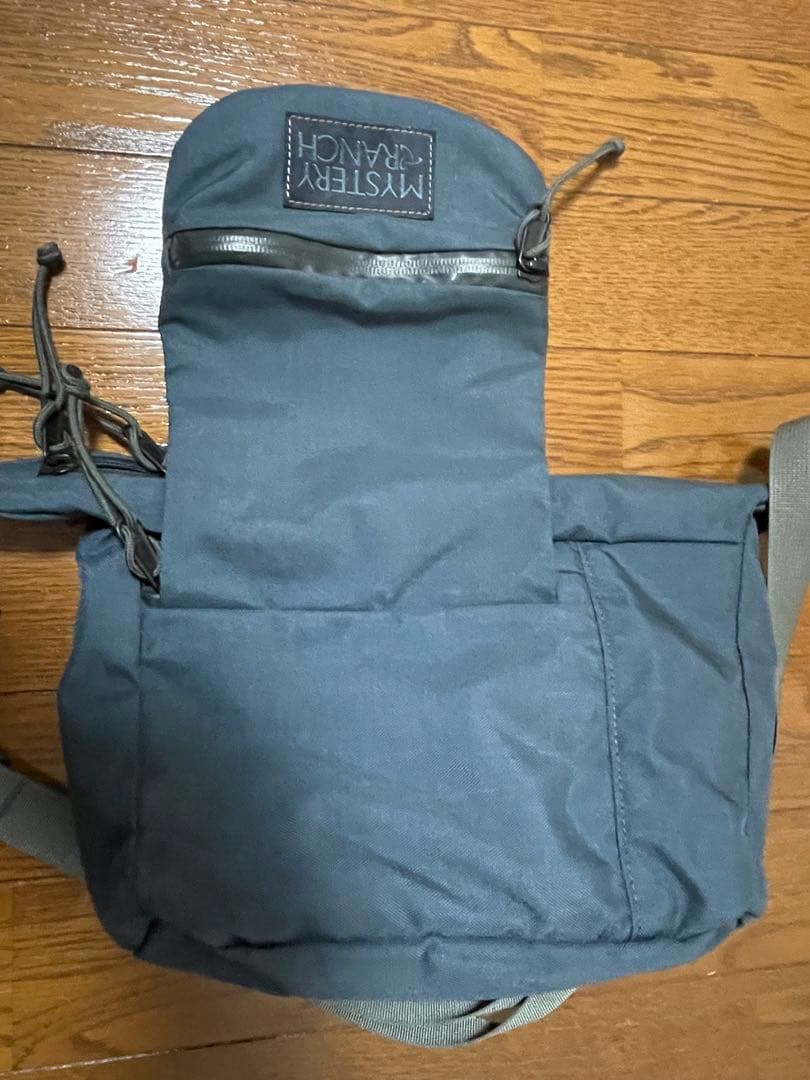 ミステリーランチMYSTERY RANCH メッセンジャーバッグ ブルーグレー