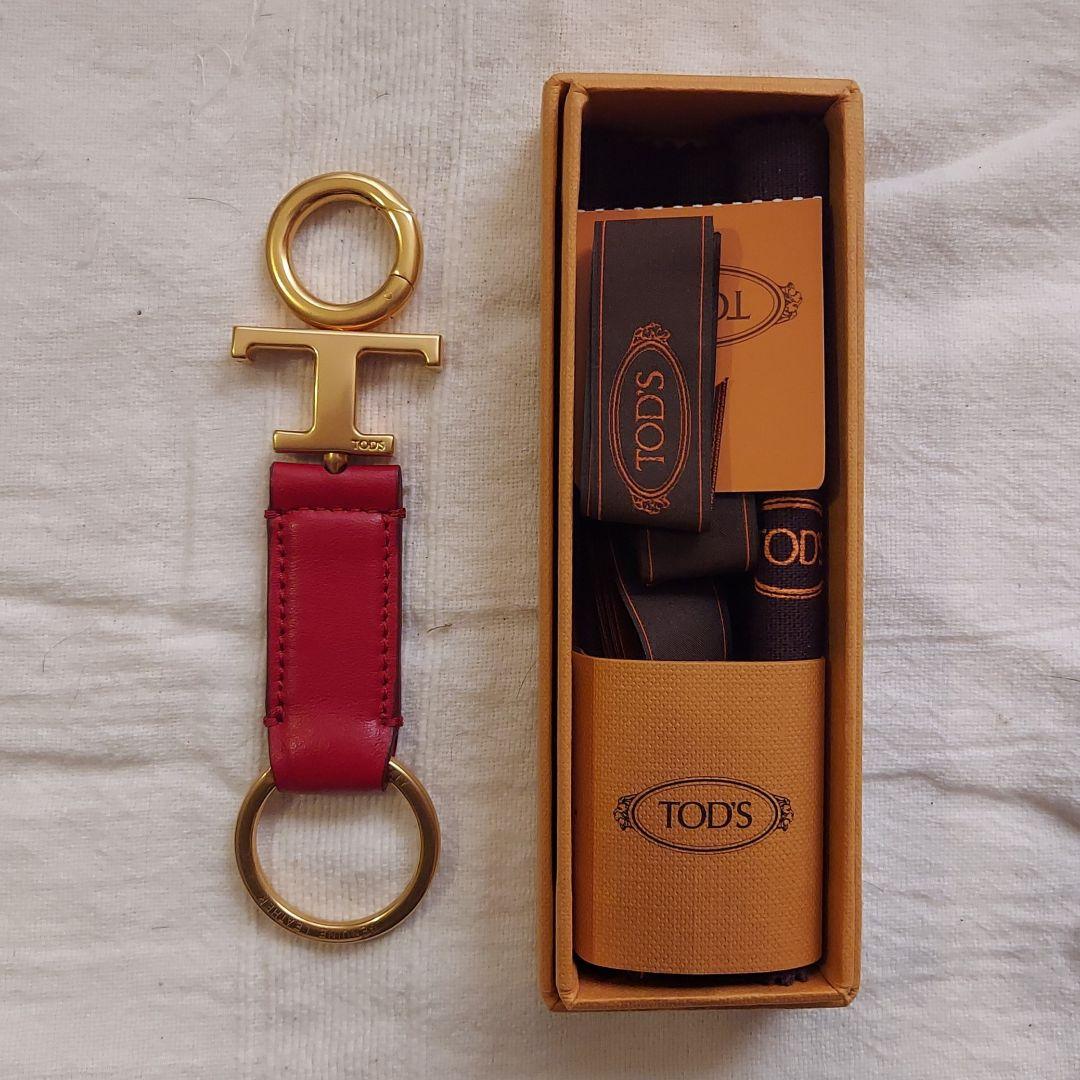 TOD'S 肖戦カラー赤 Tタイムレス レザーキーリング