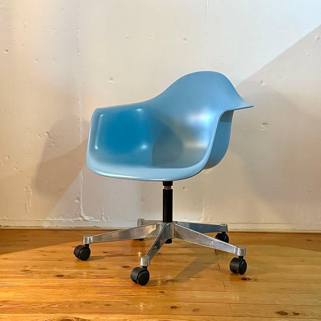 Vitra イームズ アームシェルチェア　４キャスターベース 昇降機能付き