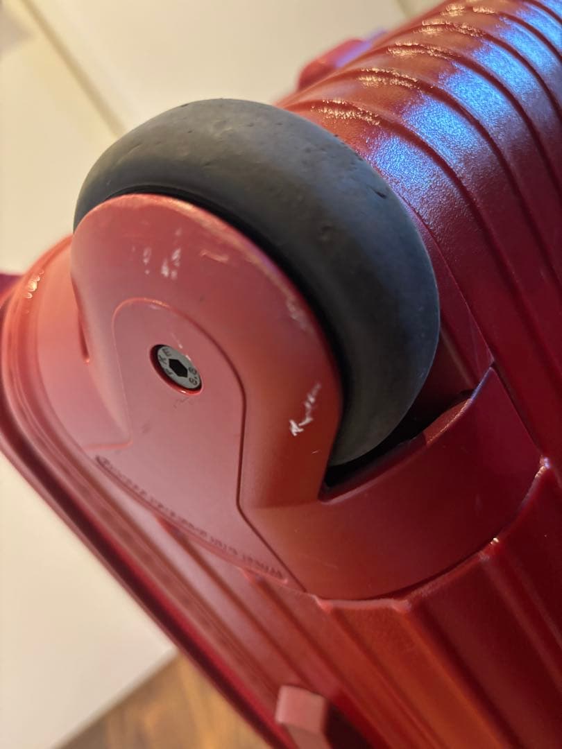 リモワRIMOWAレッド33L 2輪キャリーTSAロック付き スーツケース