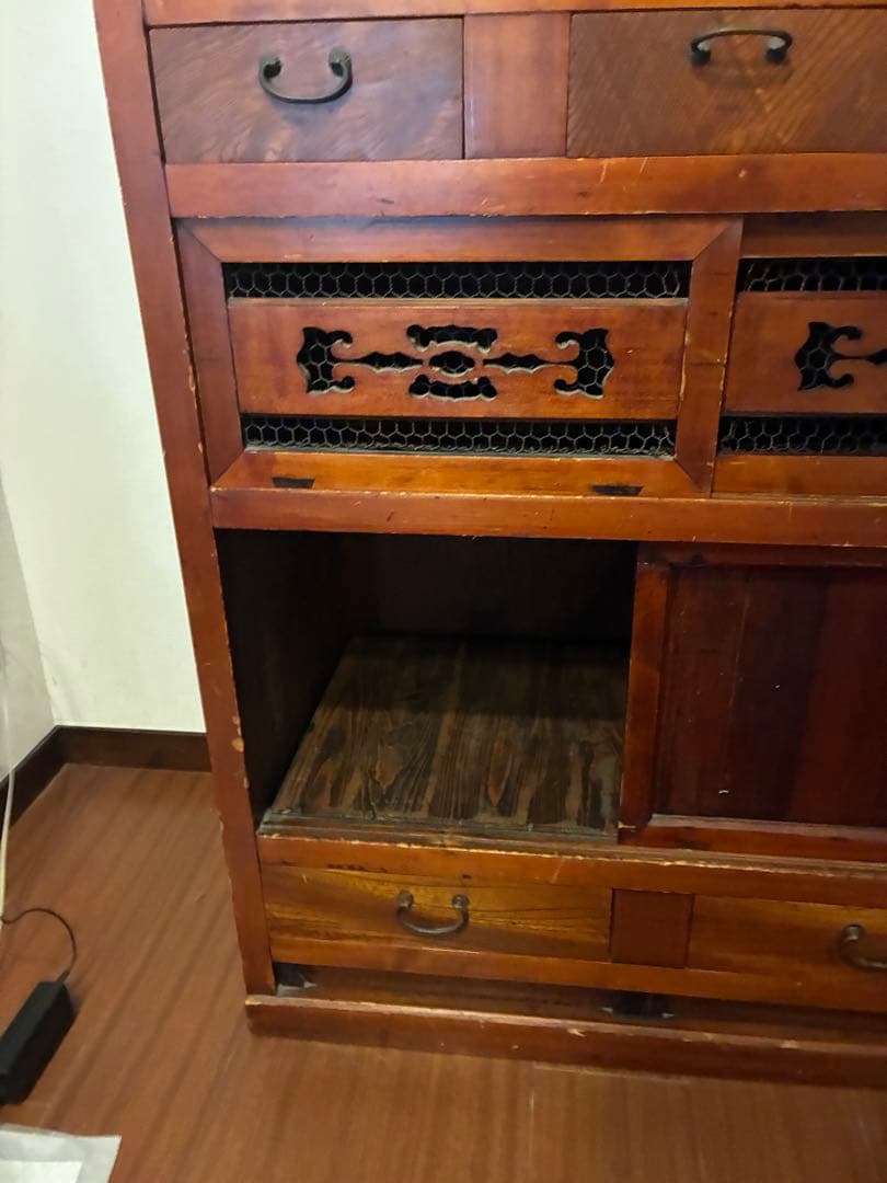 昭和レトロな趣たっぷりの「アンティーク茶箪笥」