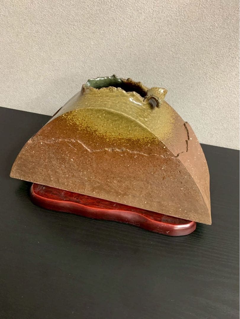 信楽焼 創作花器 富士山型 三角形陶器花器 木製台座付き