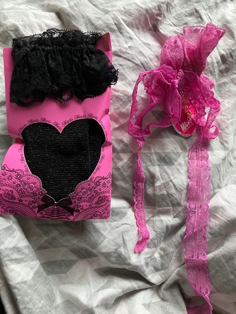 MAARS レースニーハイソックス 黒ラメ&ピンクガーターベルト2点セット新品