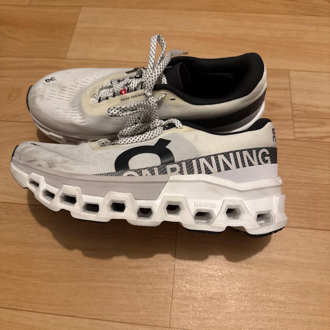 靴 On Running Cloud monster