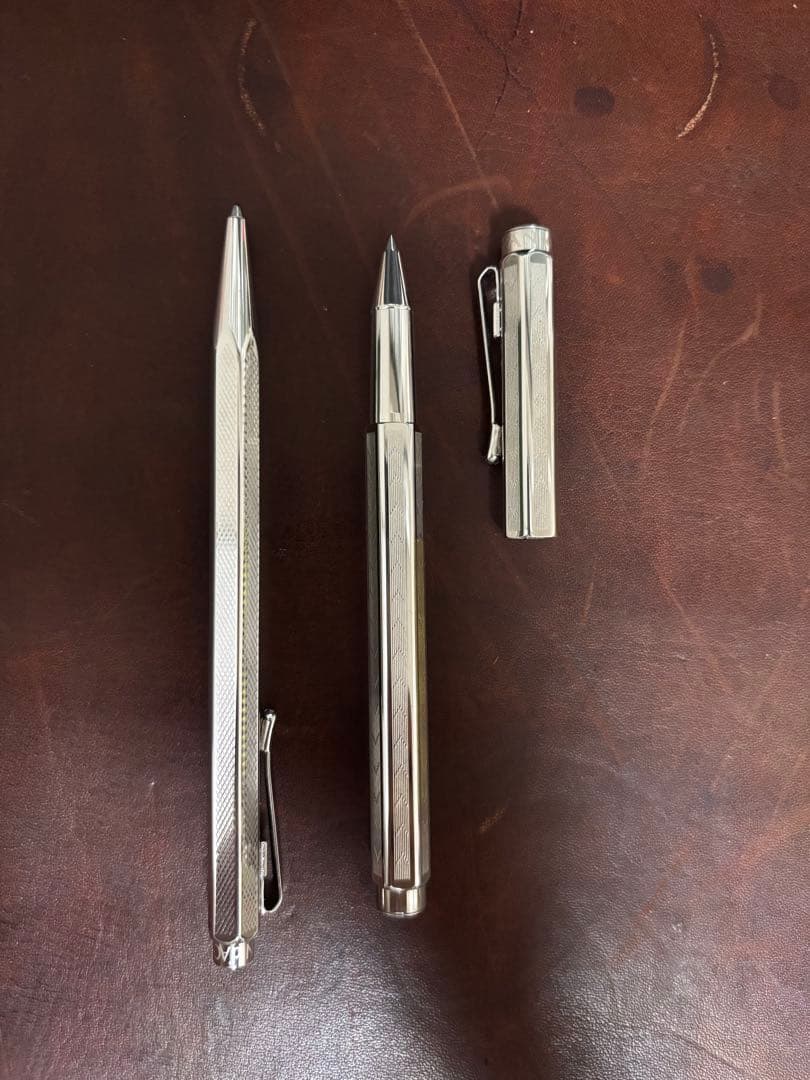 カランダッシュ　シルバーのボールペン2本とペンケース