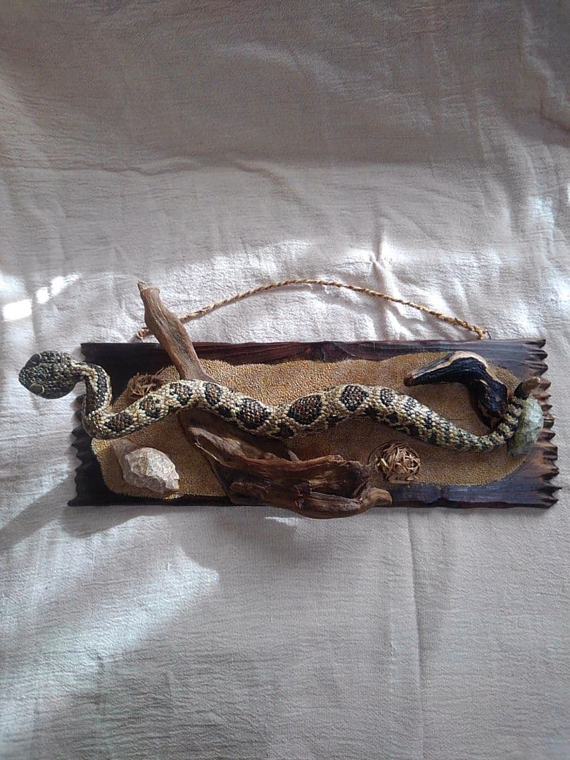 木彫りのガラガラヘビの置物 壁掛け