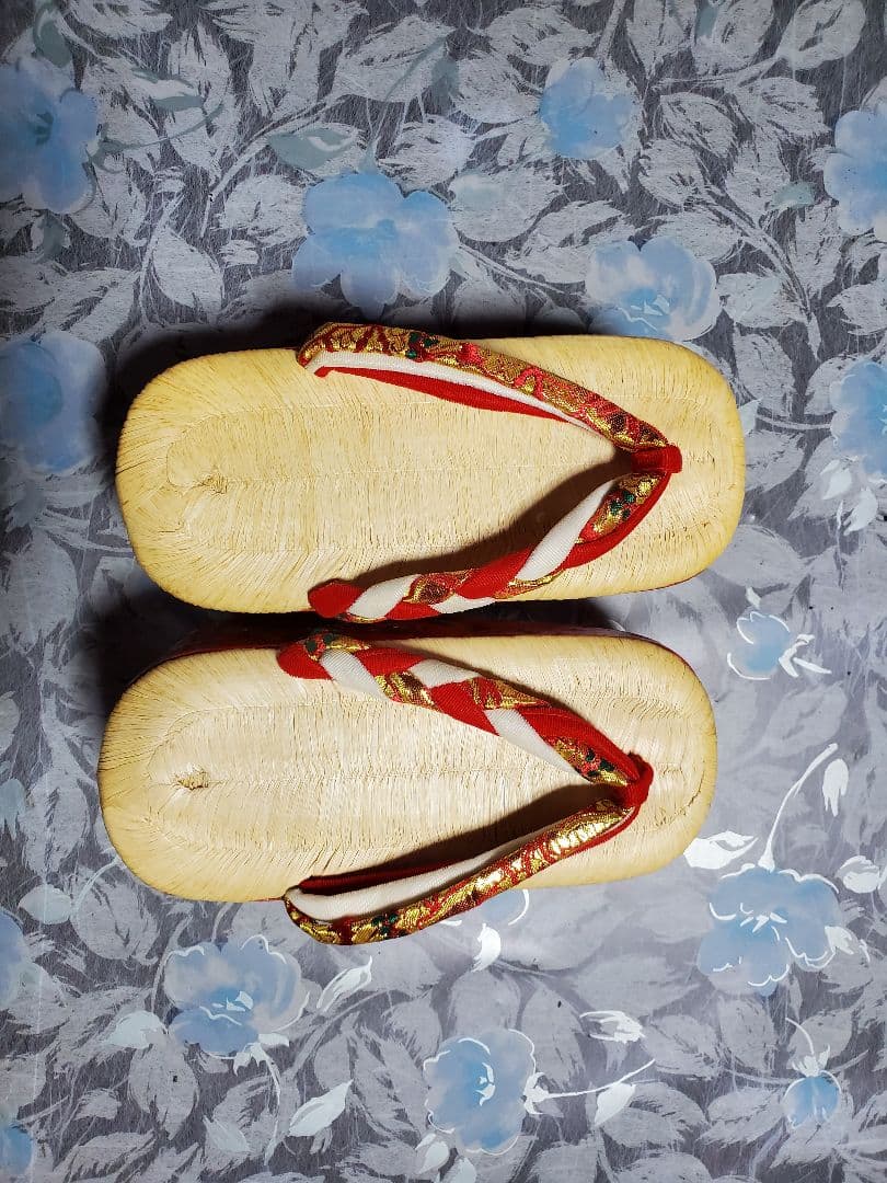 伝統的な赤と白の草履