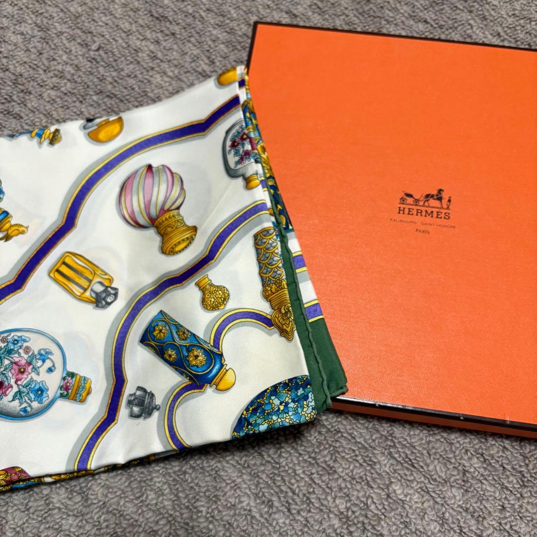 Hermès 香水ボトルデザイン スカーフ