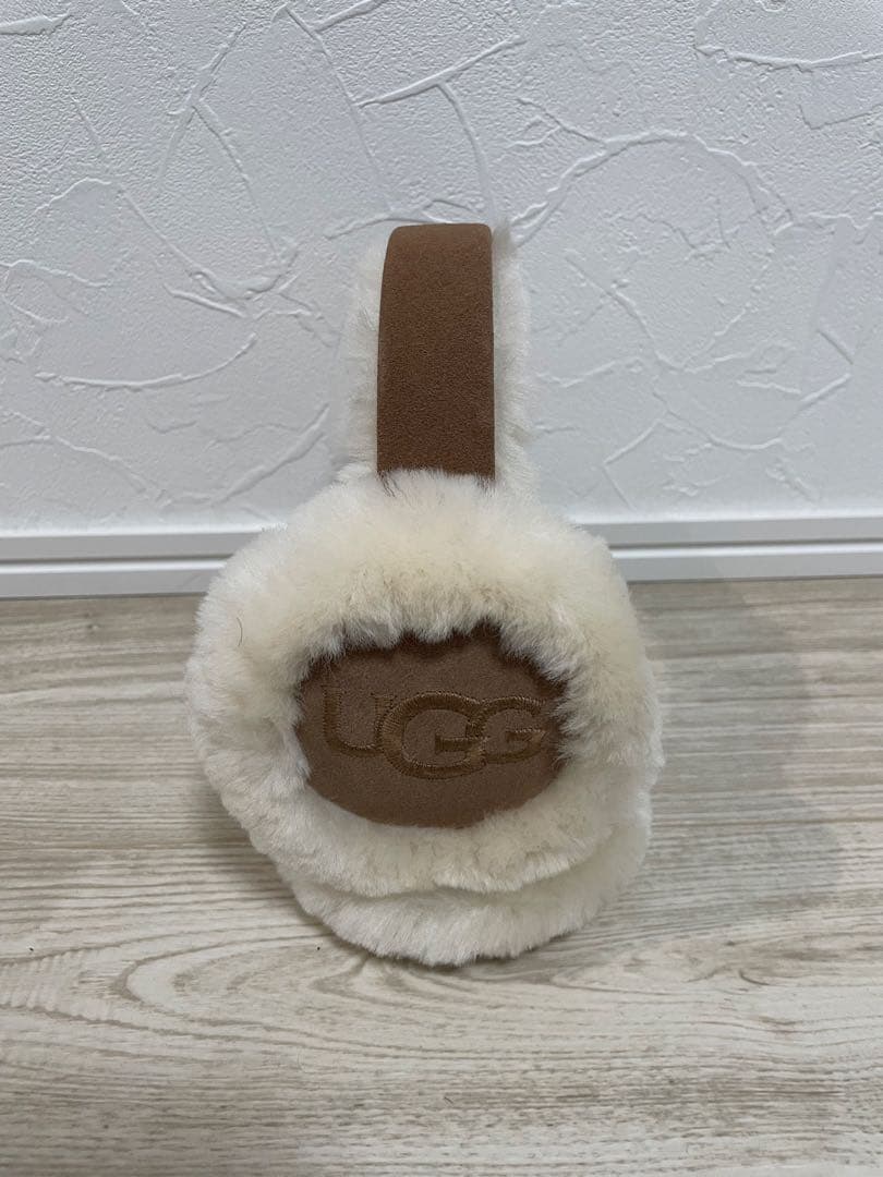 UGG クリーム色ファーイヤーマフ