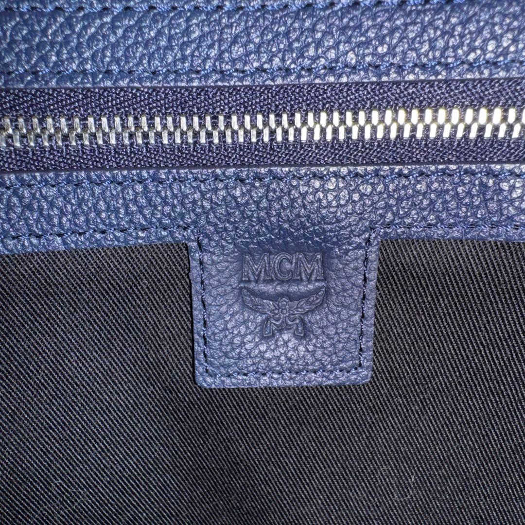 美品　MCM トートバッグ　A4 カモフラ　ロゴ　プレート　レザー　ネイビー