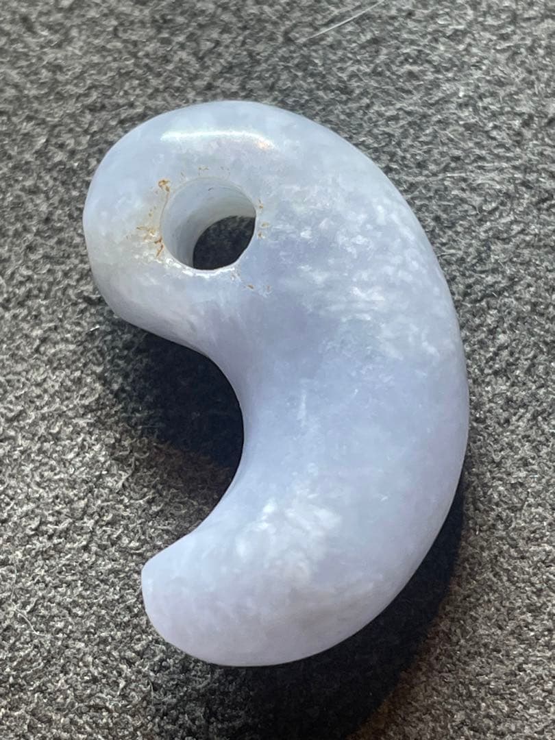 古墳時代　ラベンダー翡翠勾玉　出土品