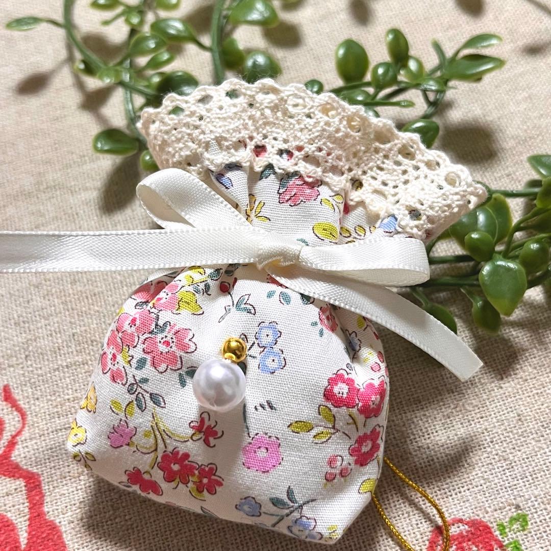 No.2302-32 ミニストラップサシェ（香り袋）春の小花柄＊パール ⑫