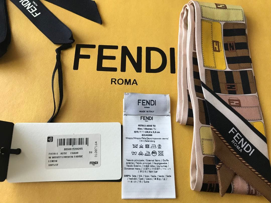 クリスマス限定お値引！美品FENDI シルクスカーフ パターンデザイン ラッピー