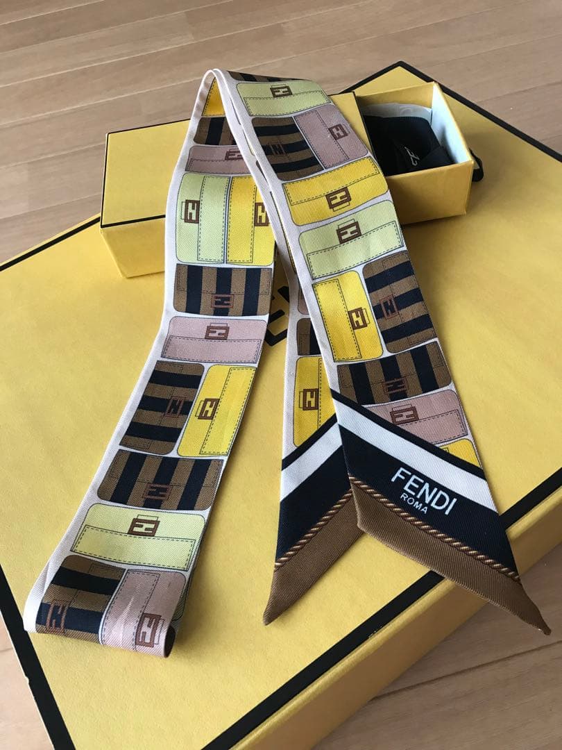 クリスマス限定お値引！美品FENDI シルクスカーフ パターンデザイン ラッピー
