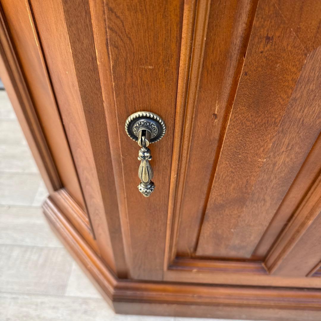 横浜ダニエル　コーナーキャビネット　飾り棚　食器棚