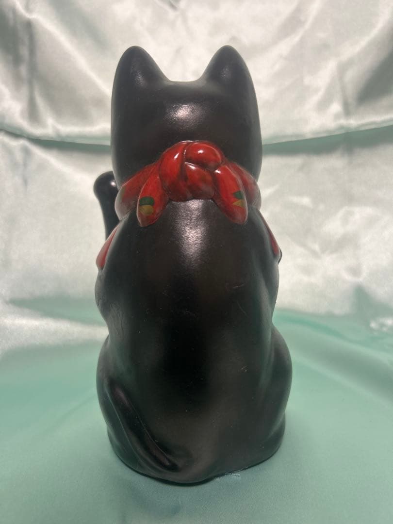 瀬戸焼　黒猫の陶器製置物 赤いスカーフ　「古色大正猫」
