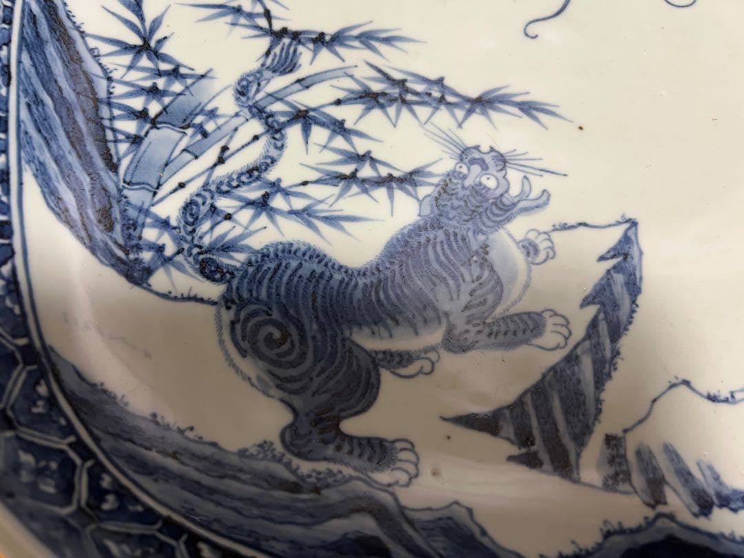レア巨体大皿 骨董 青白磁のドラゴンとタイガー 龍と虎 大明成化年製