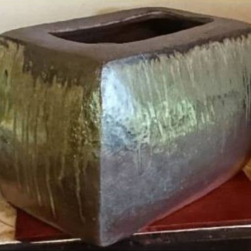 自然釉越前角形花入