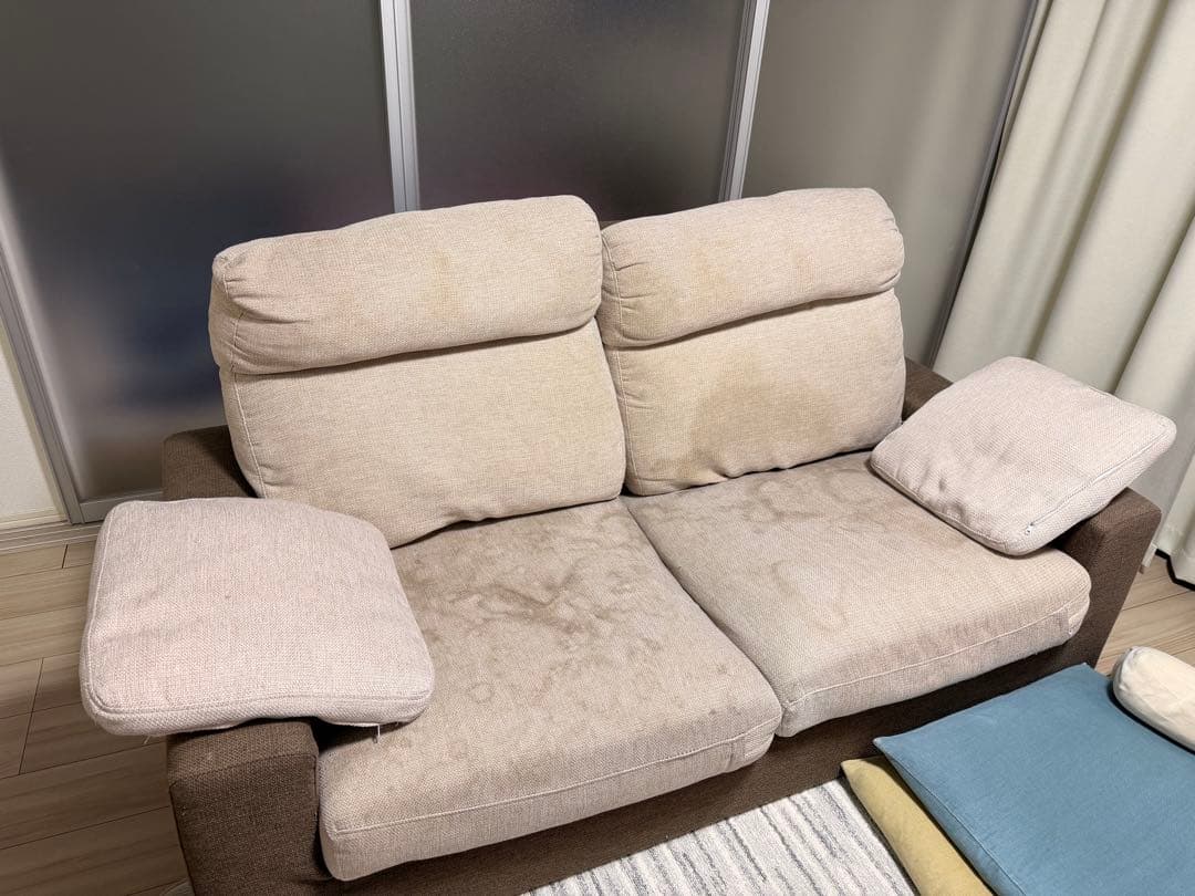 ベージュのファブリック2人掛けソファ