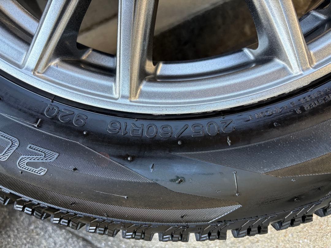 【年末年始セール】［バリ溝] 16インチ　スタッドレスタイヤ　1シーズンのみ使用