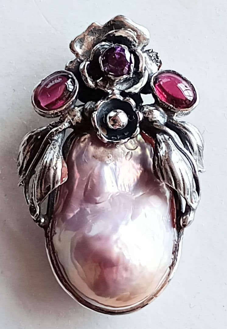 淡水バロックパールのペンダント。