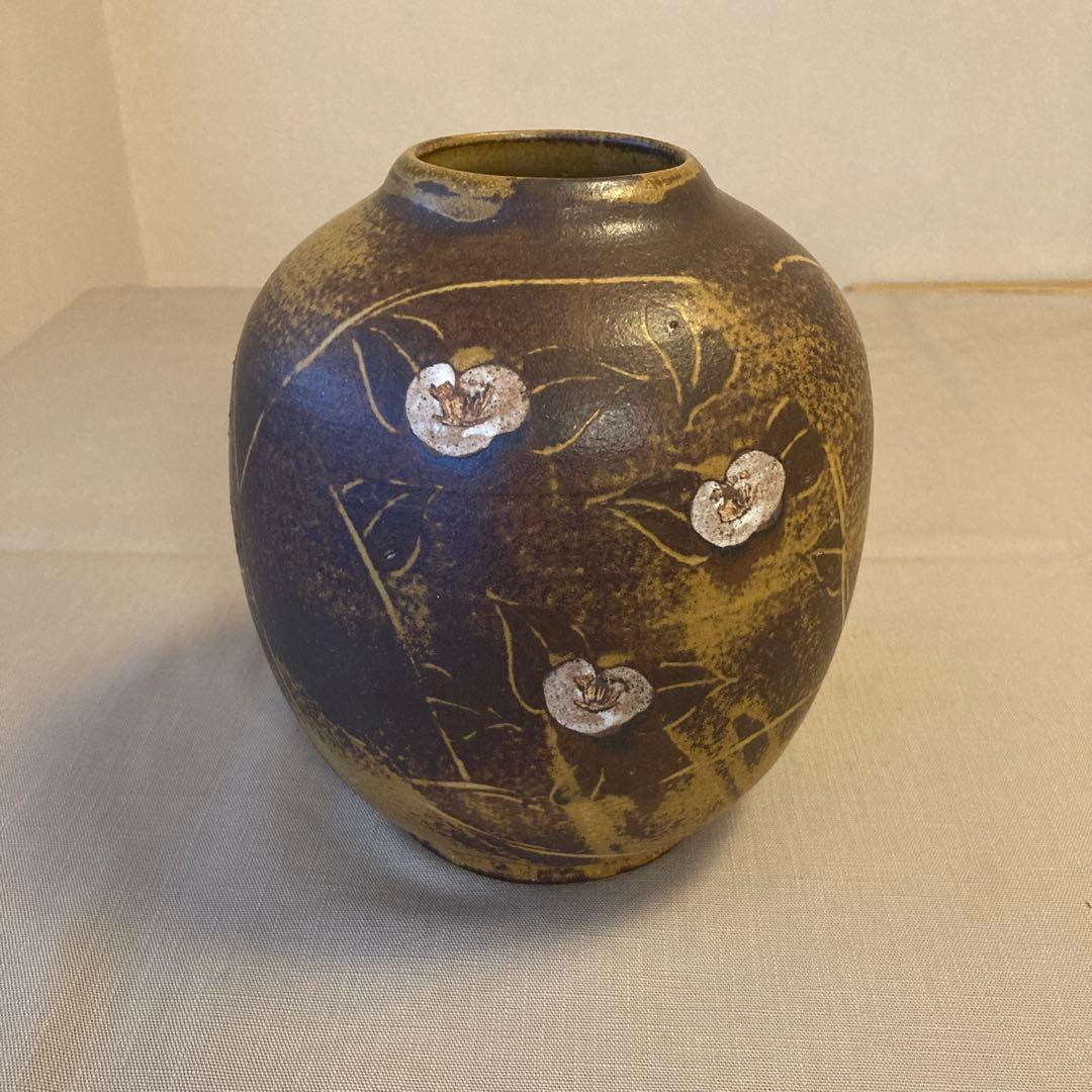 花瓶「白抜椿文壺」伊賀焼 谷本洋