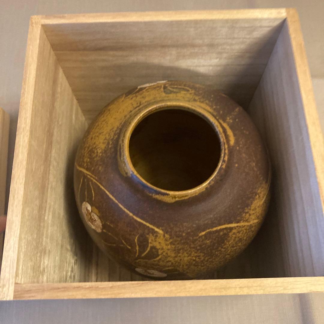 花瓶「白抜椿文壺」伊賀焼 谷本洋