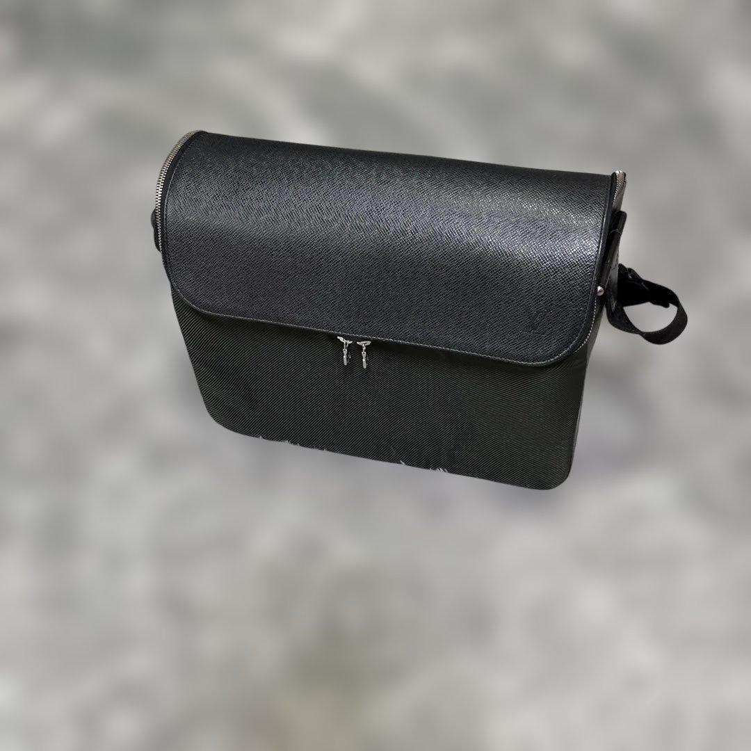 皮革メッセンジャーバッグ