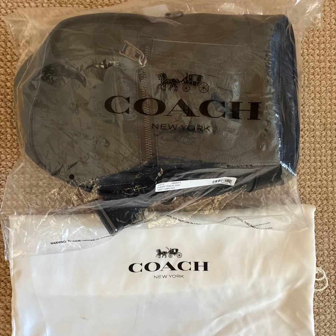COACH シグニチャー柄ボディバッグ