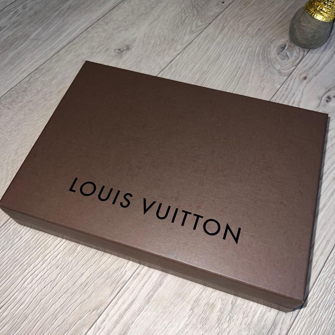 新品、未使用！LOUIS VUITTON グレー マフラーチャーム付き