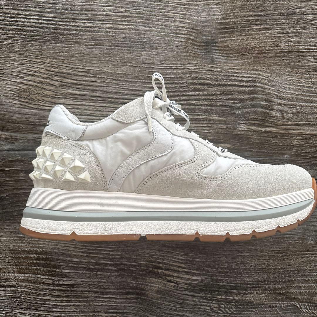 VOILE BLANCHE スタッズ付きホワイトスニーカー