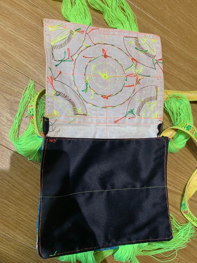 *ベトナムの少数民族ヌン族（Nùng）**の 伝統的な手刺繍の布バッグです。