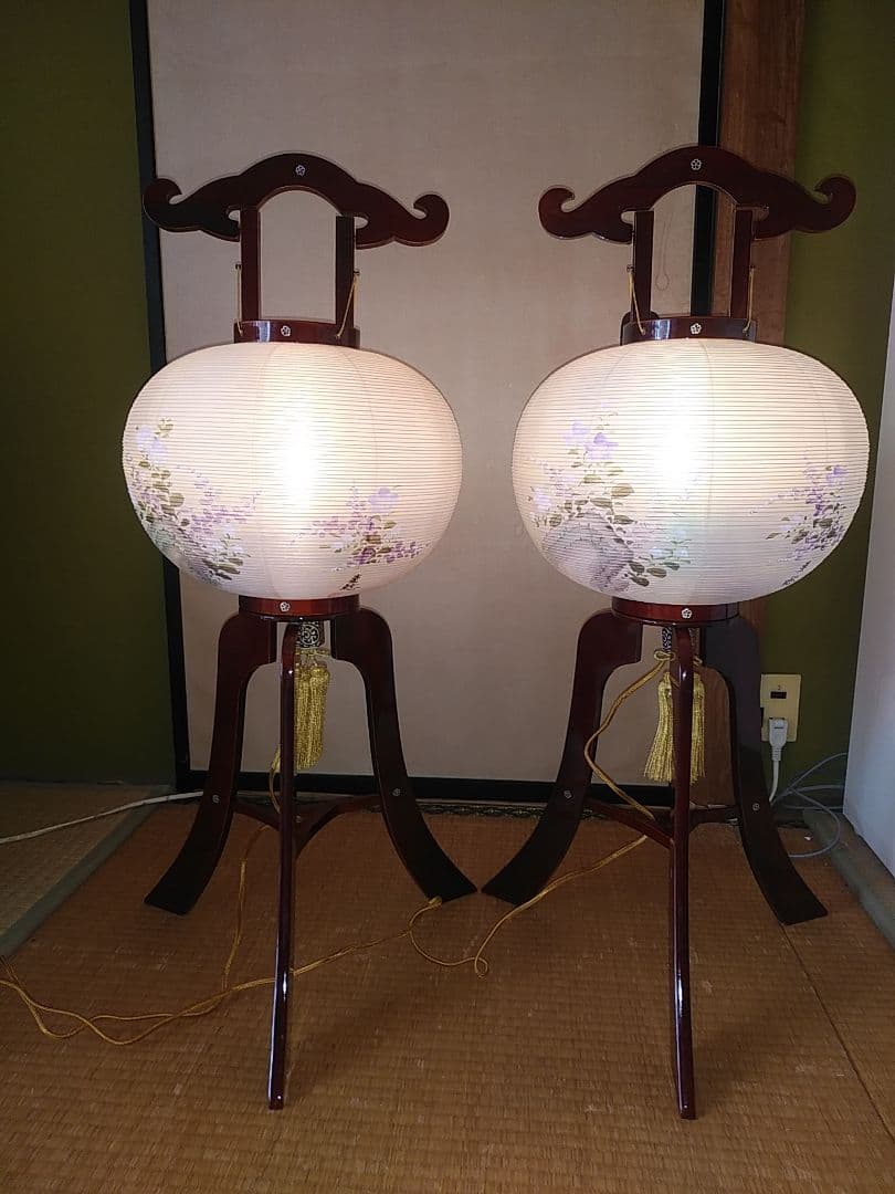 黒檀のお仏壇と仏具各種、漆塗り絹張り手描き絵お盆提灯(みのじ製岐阜提灯)一対