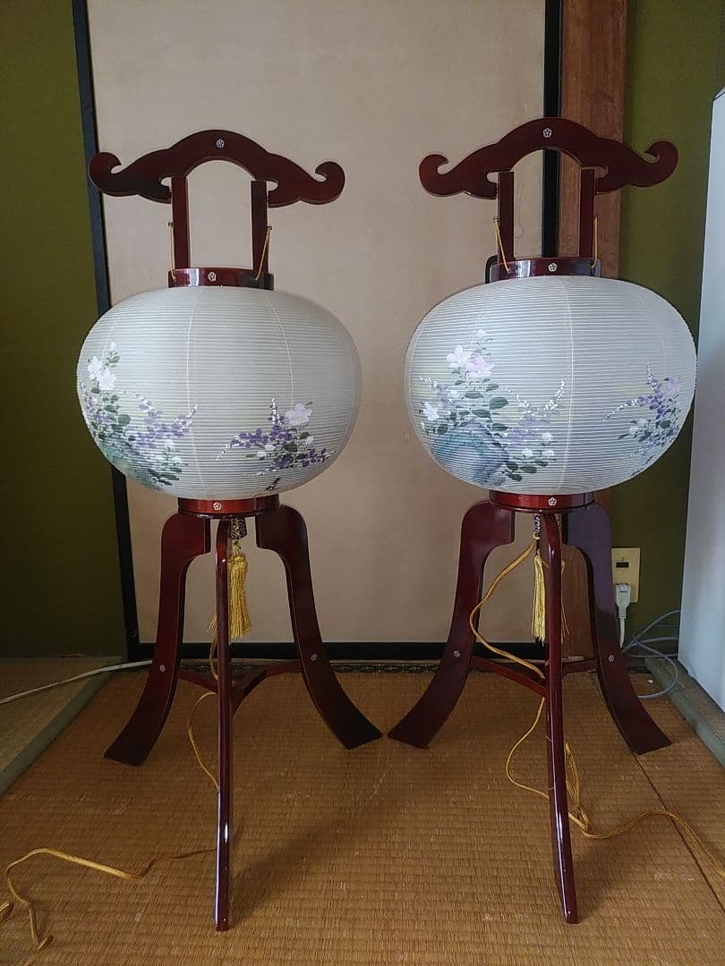 黒檀のお仏壇と仏具各種、漆塗り絹張り手描き絵お盆提灯(みのじ製岐阜提灯)一対