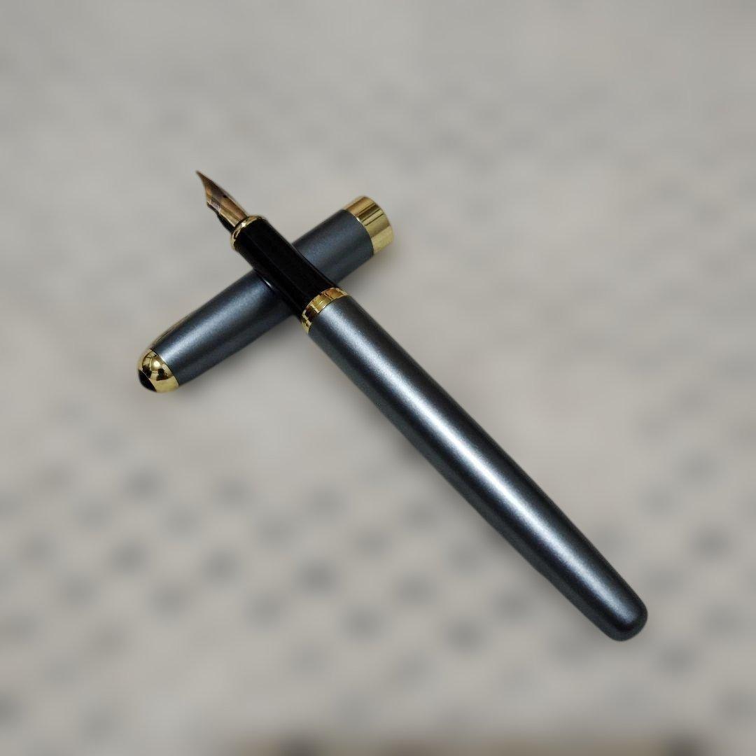 グレーの金属製万年筆