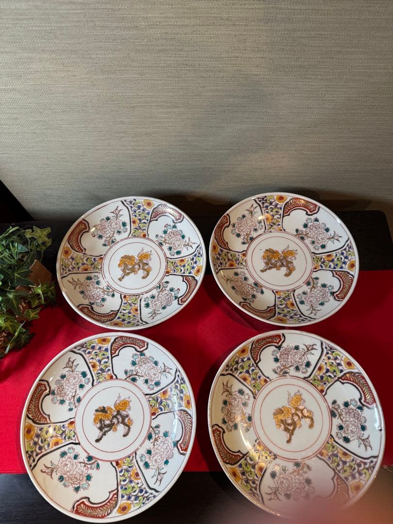 古伊万里　手描き花柄獅子デザイン平皿　中皿　金彩入り　４枚さセット　昭和レトロ