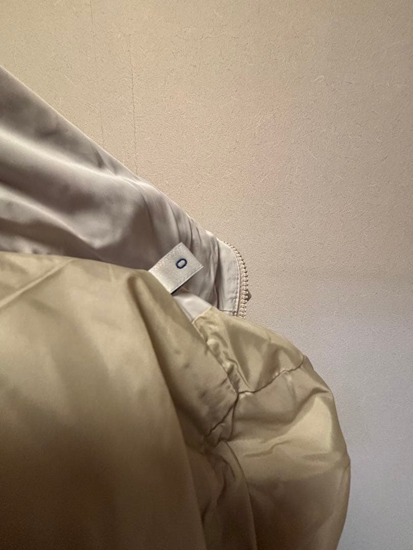 MONCLER : 薄いグレージュ色ミディ丈コート フード付き