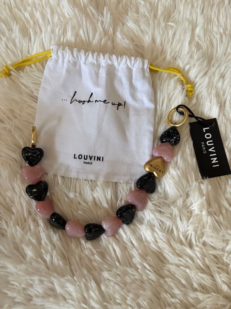 【LOUVINI】 ハンドストラップPETIT CUORE　BLACK-PINK