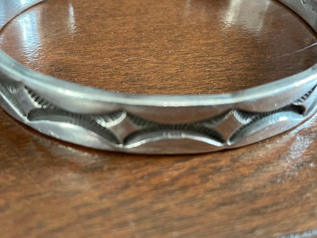 ナバホ族　NORA BILL ノラビル バングル　インディアンジュエリーバングル