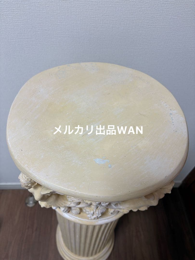 神殿のような装飾的コリント式柱