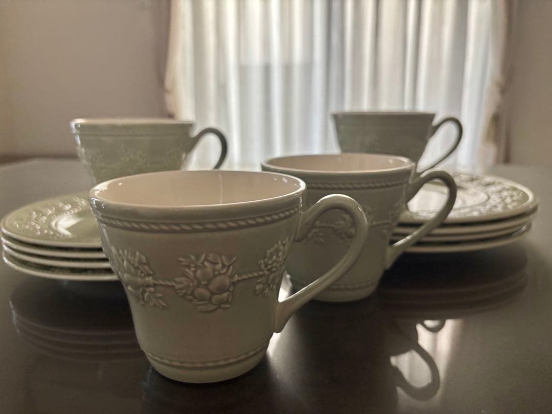 ウェッジウッド( ) フェスティビティ　大小皿・カップ4脚セット