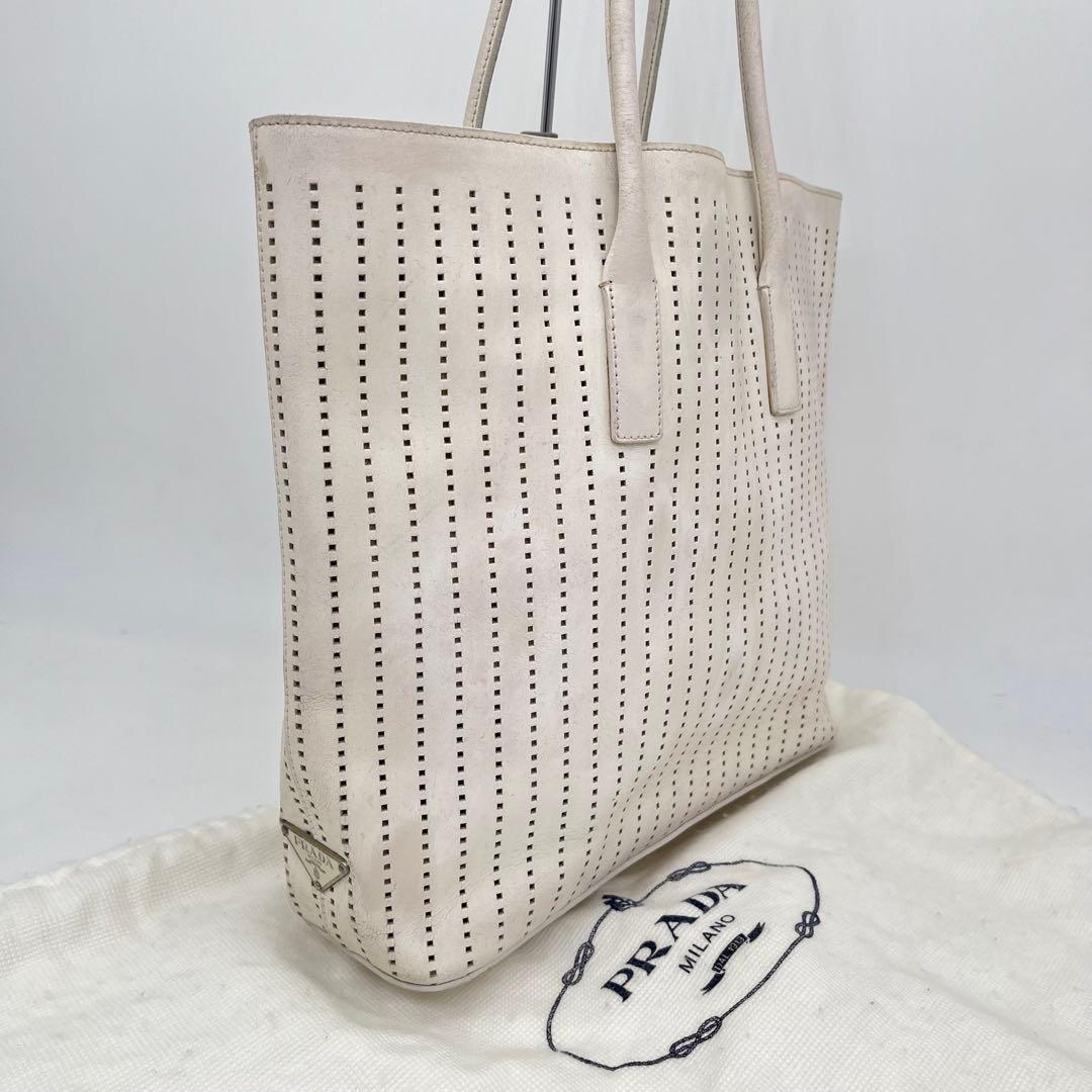 PRADA トートバッグ 肩掛け トライアングルロゴ パンチングレザー 白