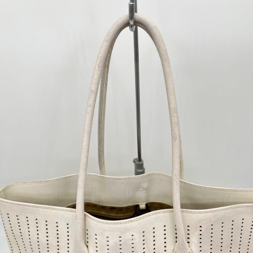 PRADA トートバッグ 肩掛け トライアングルロゴ パンチングレザー 白