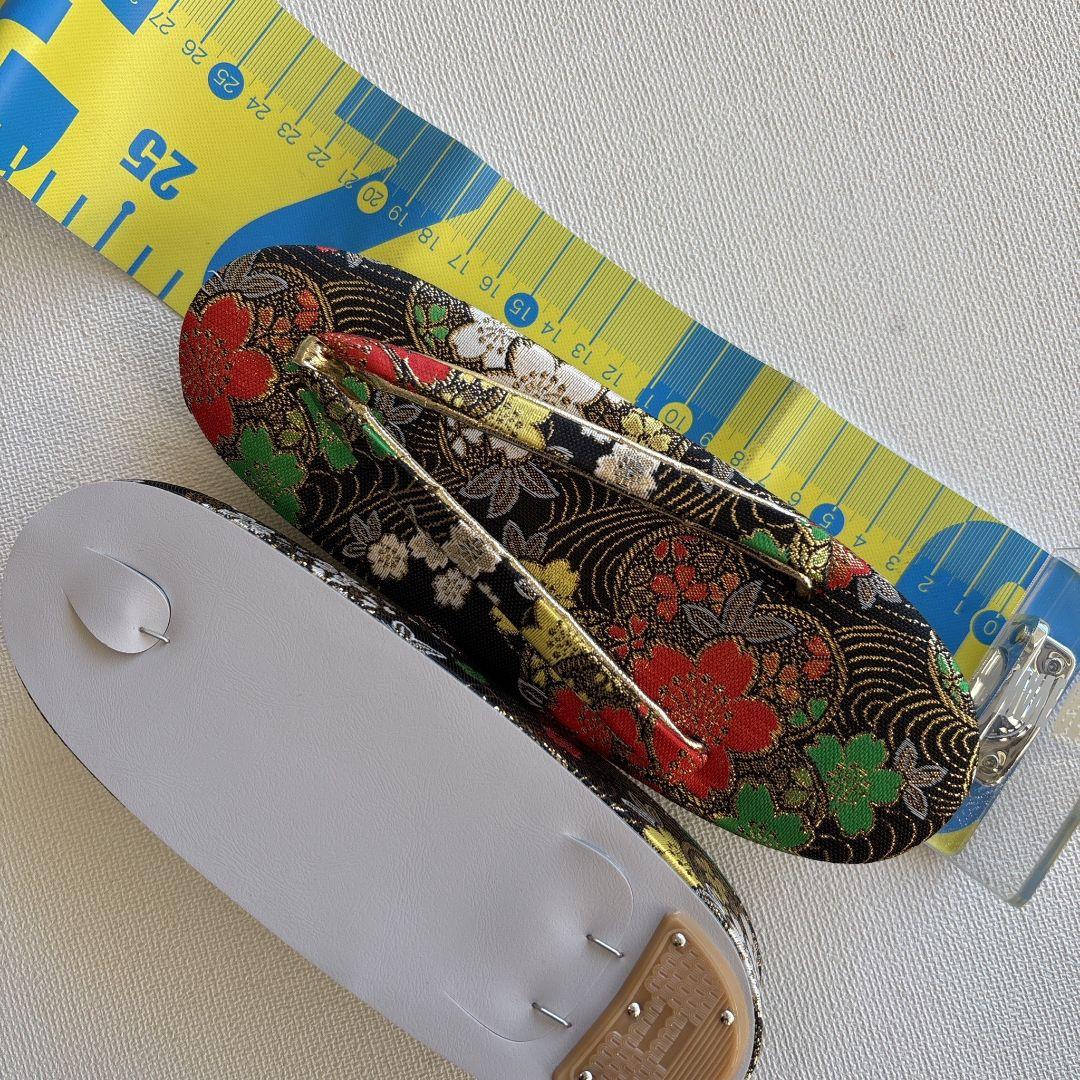 七五三　7歳女の子　 長着&帯　きもの 白×赤バラ　袋帯金地蝶桐