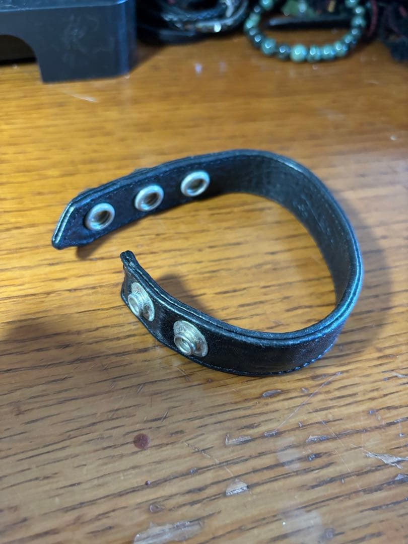 クロムハーツスネーク黒レザーバングル メタルボタン付き