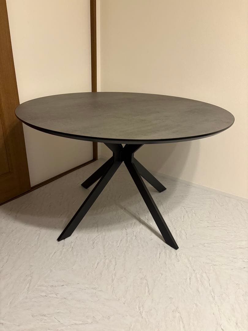 円形グレーのテーブル X型脚