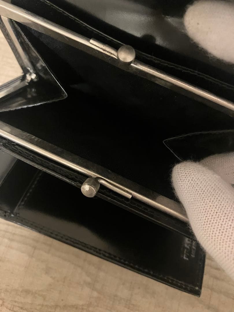 プラダ　パテント　折り財布　がま口