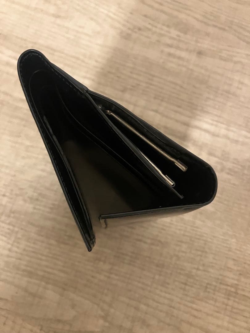 プラダ　パテント　折り財布　がま口