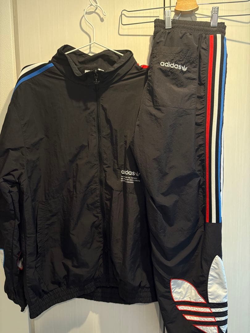 目黒蓮着用アディダス ナイロントラックジャケット セットアップ
